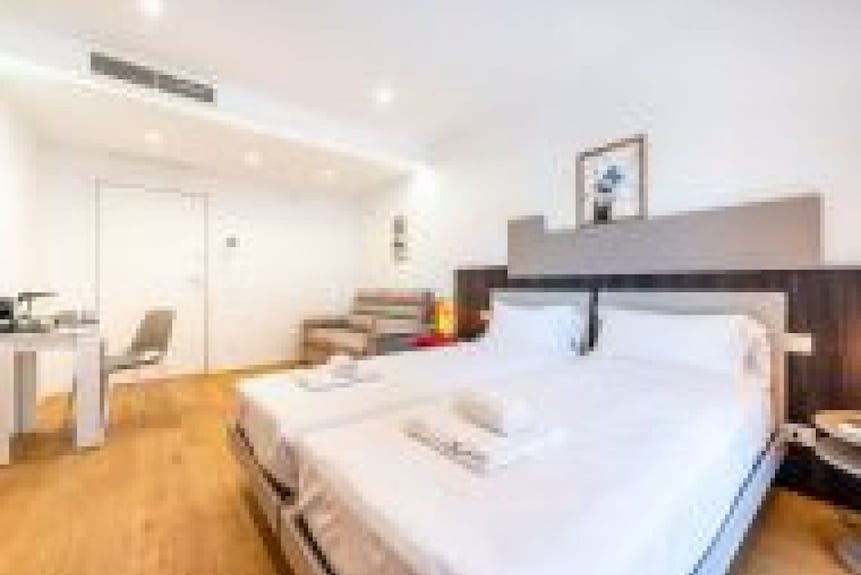 Guesthost - Spacious Room With Balcony That Can Accommodate Up To 4 People, Located In A Convenient And Central Position, In A Building With Concierge. The Accommodation Is Located Just 10 Minutes Walk From The Historic Center, In An Area Equipped With E - Bari