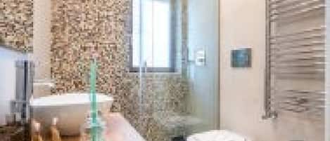 Dusche, Bidet, Handtücher