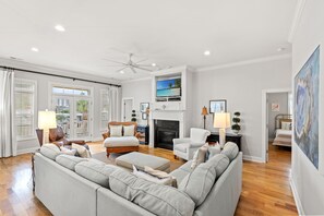 TV - Private House w/Private Pool, 0.3 miles from beach + Free Attraction Tickets! (North Myrtle Beach)