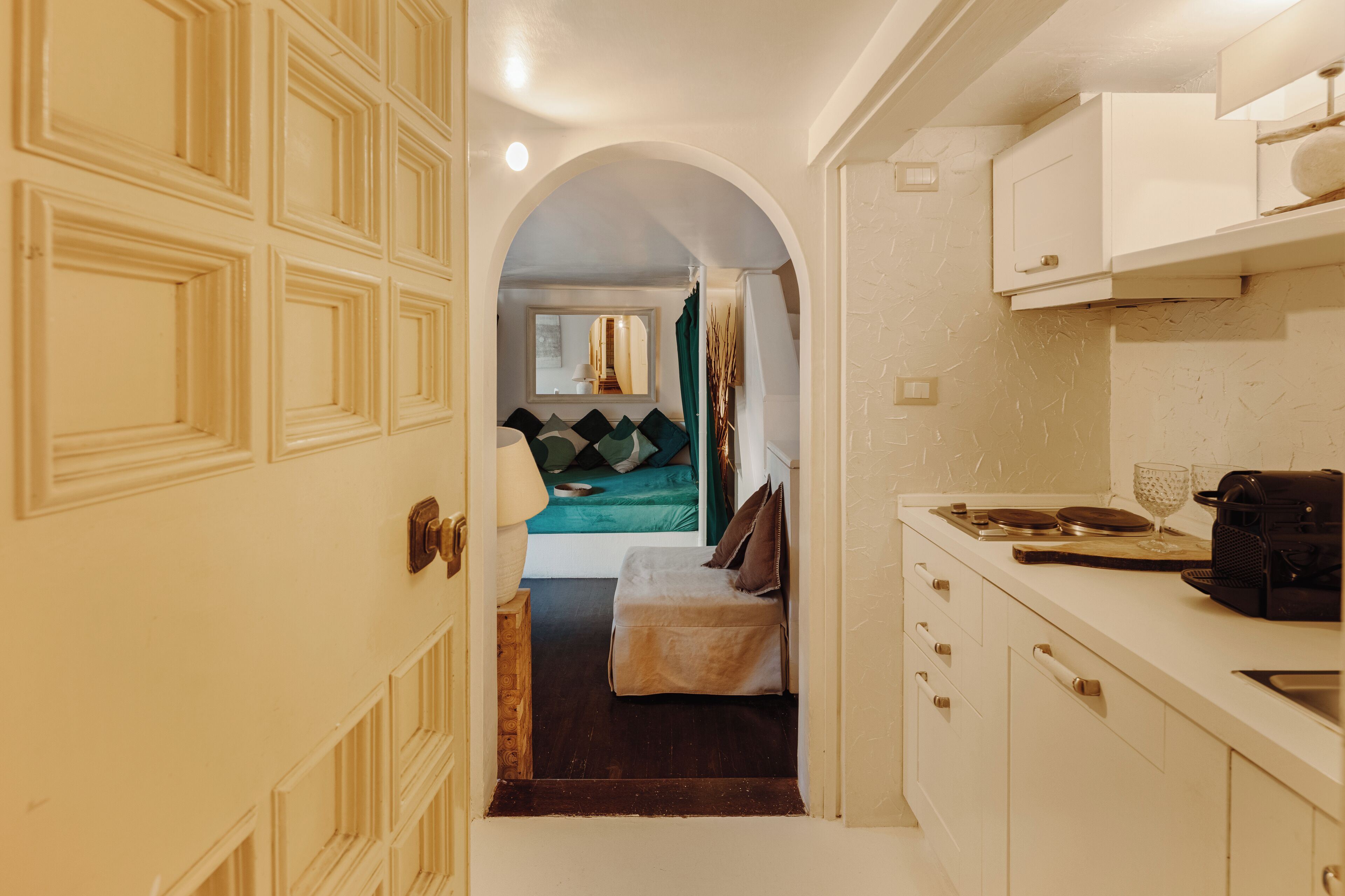 小型冷蔵庫、コンロ、エスプレッソマシン、コーヒー / ティーメーカー