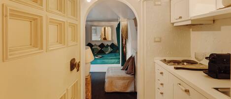 小型冷蔵庫、コンロ、エスプレッソマシン、コーヒー / ティーメーカー