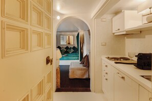 Mini-fridge, stovetop, espresso maker, coffee/tea maker - Navona Sun Luxury Penthouse (Rome)