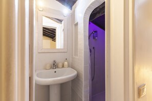 Luxury Apartment, City View | Bathroom | Shower, rainfall showerhead, eco-friendly toiletries, hair dryer - Navona Sun Luxury Penthouse (Rome)