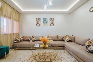 TV - New Cozy Appart 2 min a M-Avenue Balcon et Parking (Marrakesh)