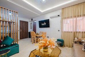 TV - New Cozy Appart 2 min a M-Avenue Balcon et Parking (Marrakesh)