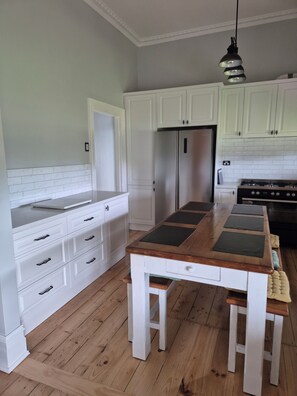 Fridge, microwave, oven, stovetop - Bayside walks and local beach access, close to shops, golf course and wineries (Portarlington)