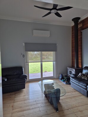 Interior - Bayside walks and local beach access, close to shops, golf course and wineries (Portarlington)