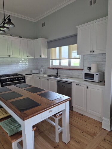 Bayside walks and local beach access, close to shops, golf course and wineries