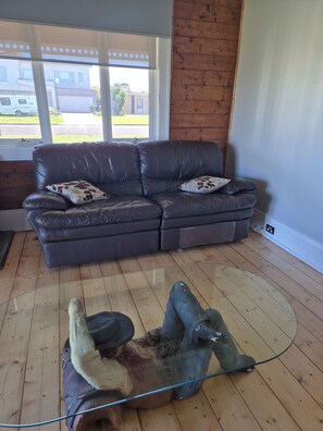 Smart TV - Bayside walks and local beach access, close to shops, golf course and wineries (Portarlington)