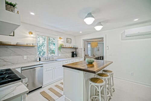 Great in-town Lewes location!  132 S Washington