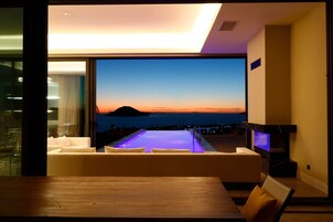 Vila luxo, vista para o mar | Roupas de cama premium, frigobar, cofres nos quartos, escrivaninha