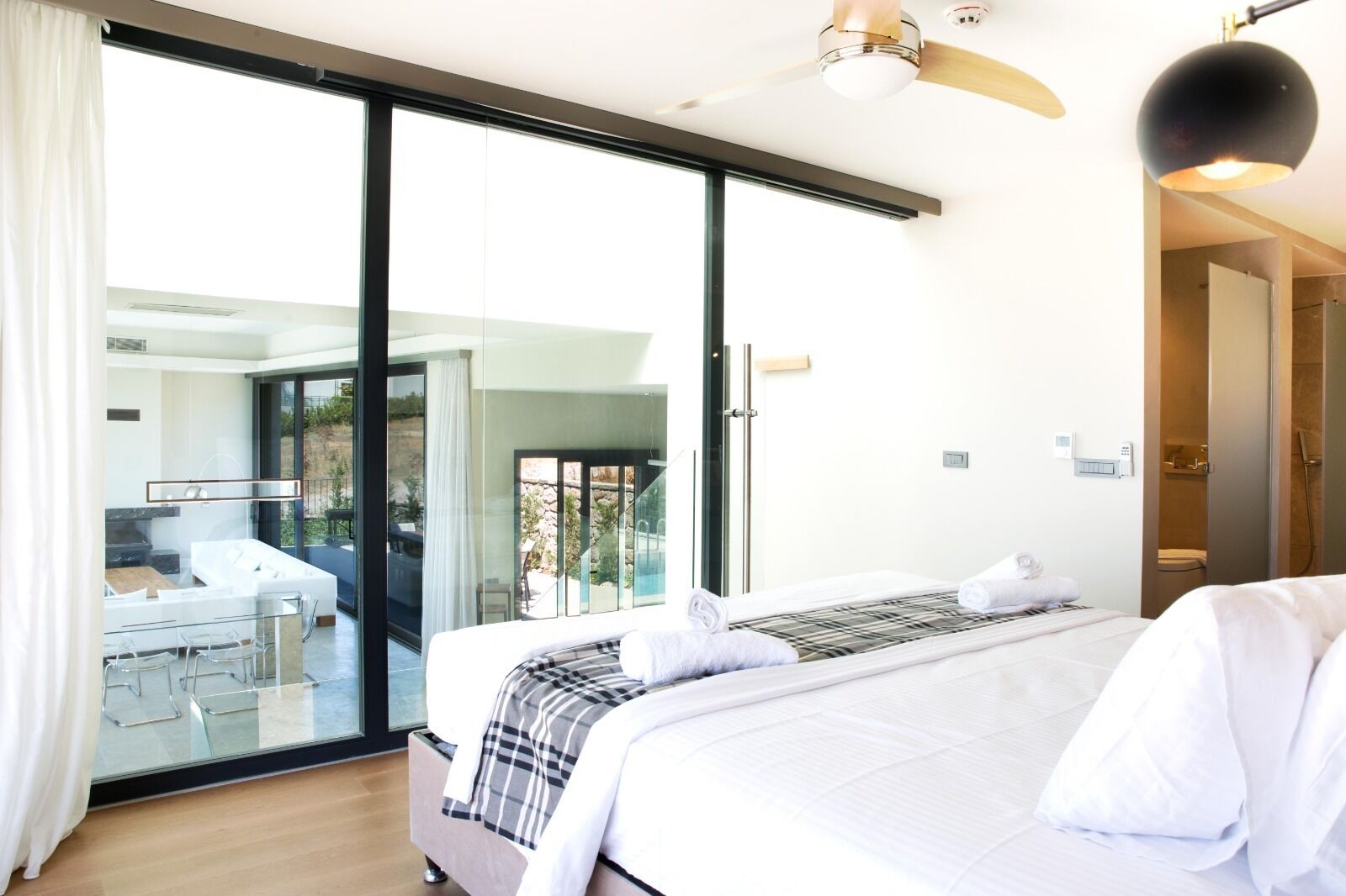 Ropa de cama de alta calidad y minibar 