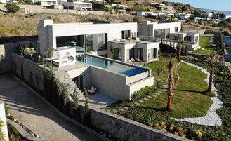 Deluxe Villa, Sea View | In-room safe, desk, blackout drapes, soundproofing