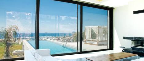 Deluxe-huvila, merinäköala | Oleskelualue | 55–tuumainen äly-TV, jossa satelliittikanavat