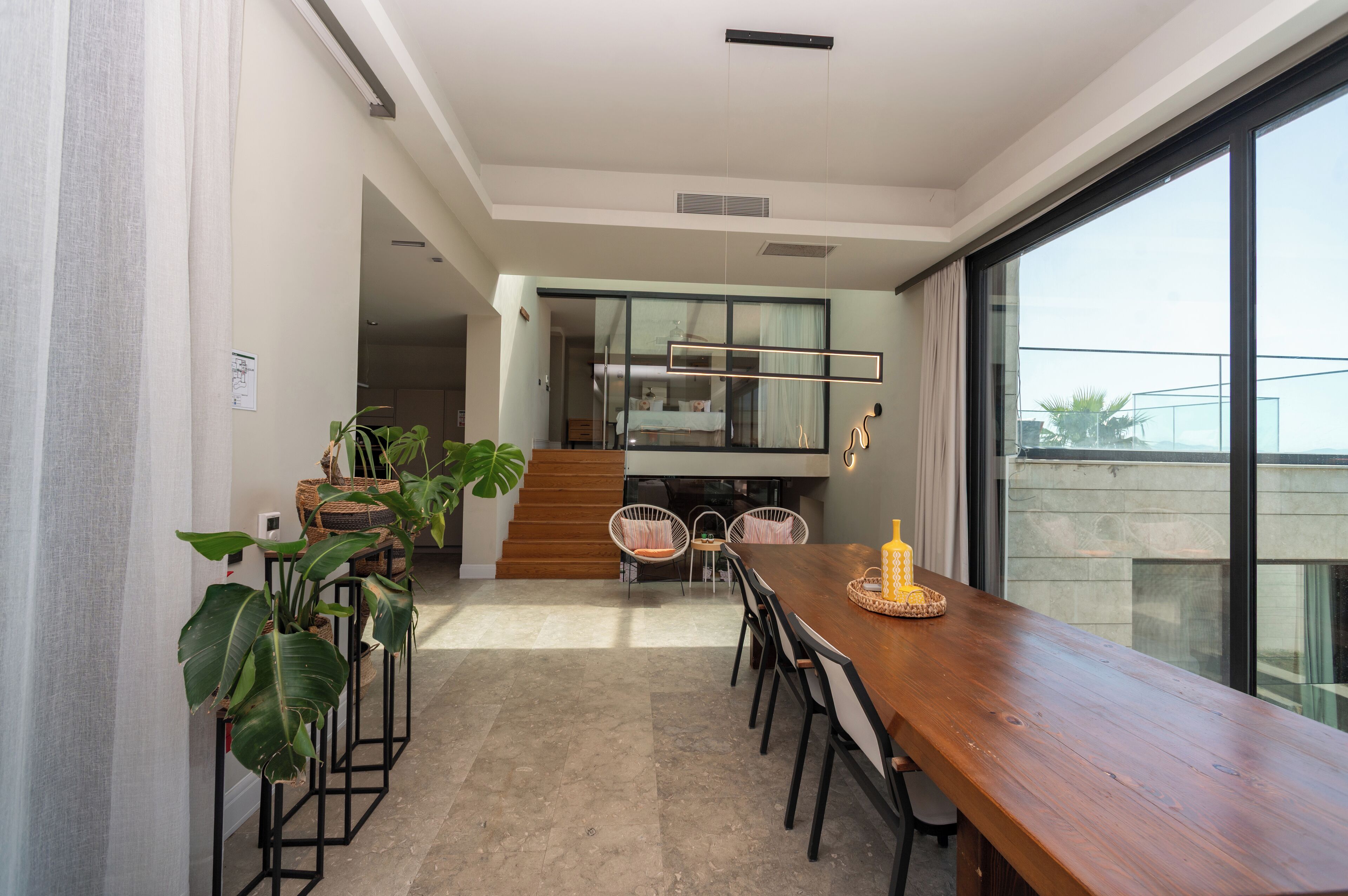 고급 침구, 미니바, 객실 내 금고, 책상