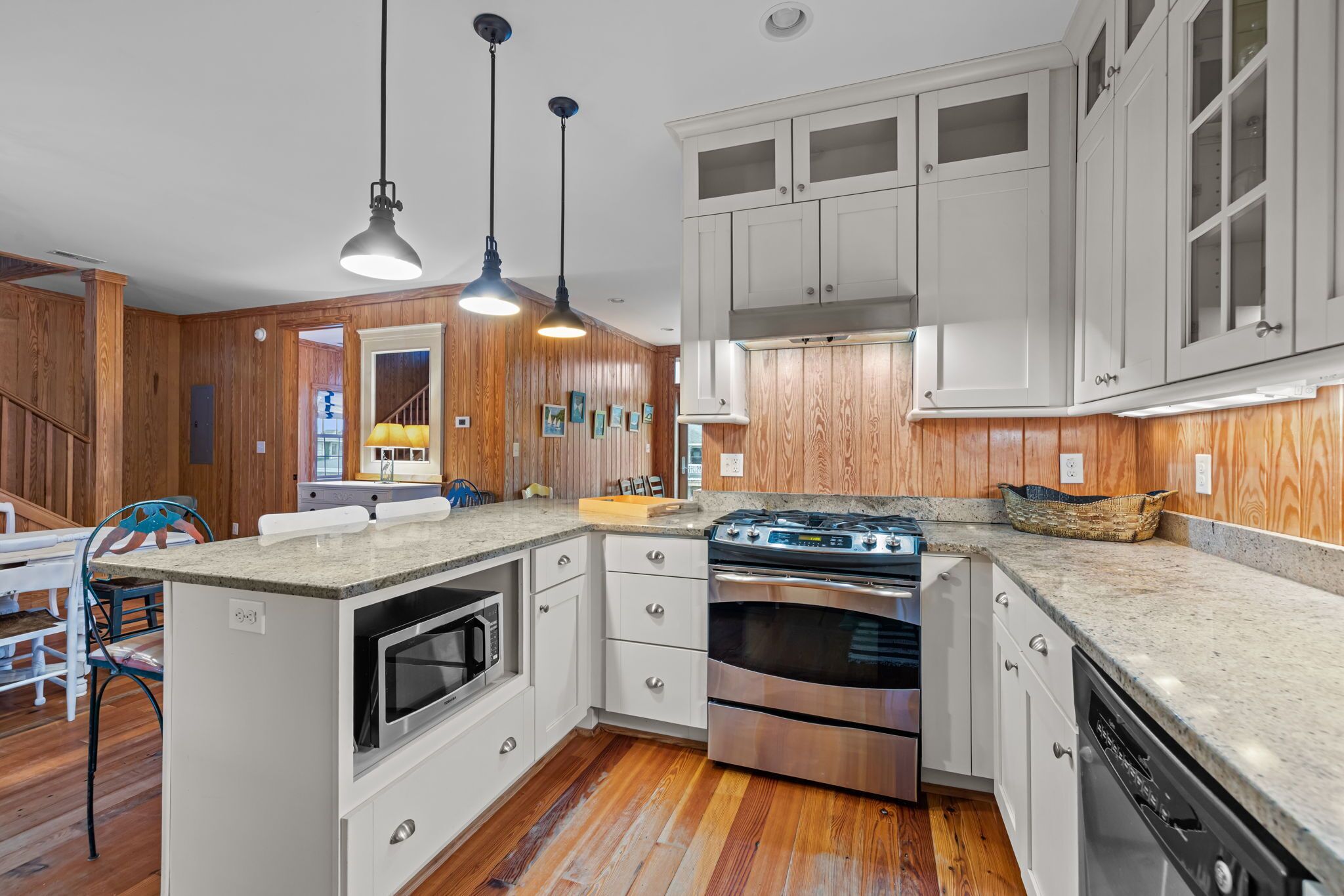 冷蔵庫、電子レンジ、オーブン、コンロ