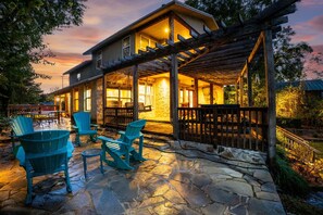 Terrace/patio - Waterfront | Dock & Patio | Firepit | PingPong! (New Braunfels)