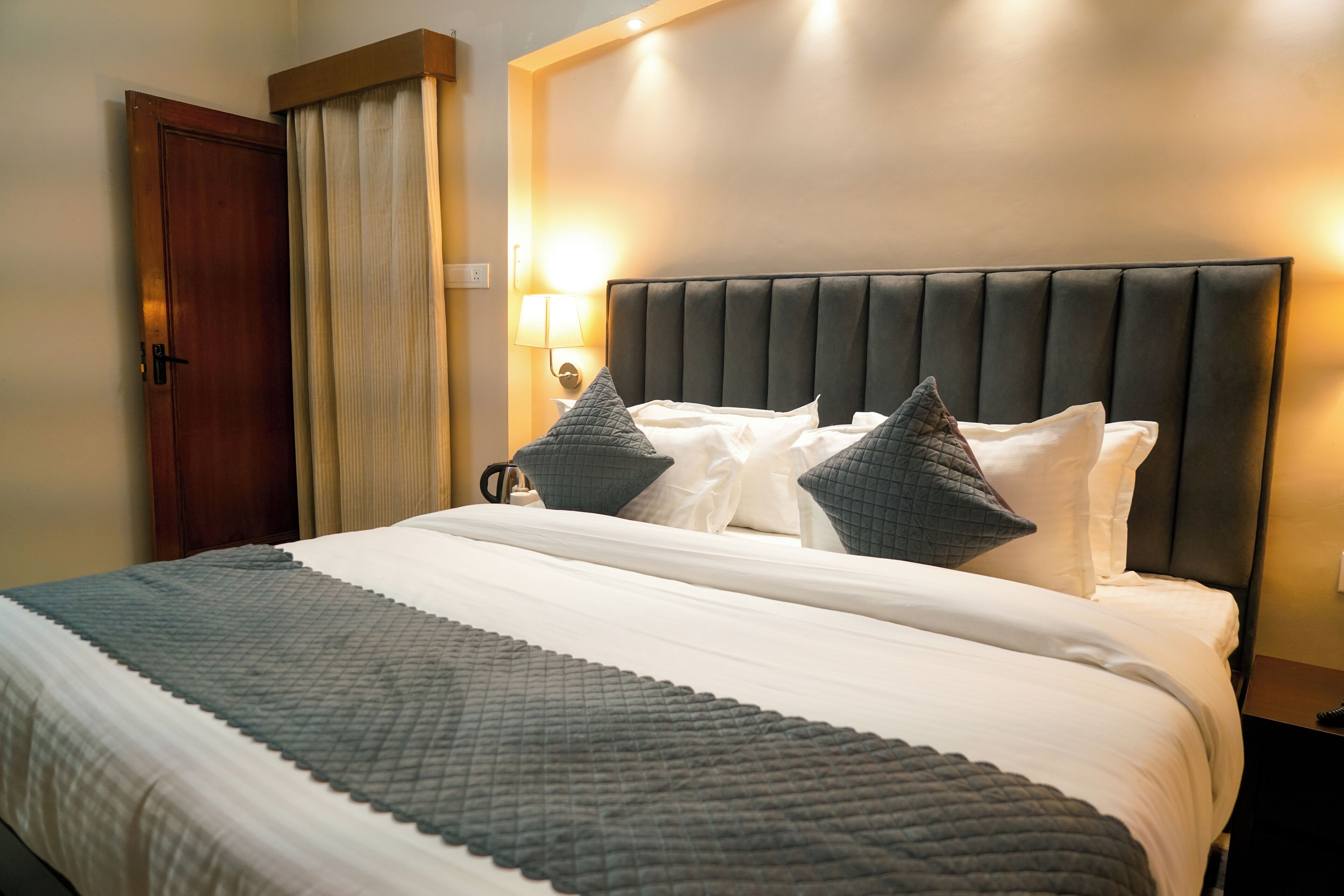 Tabla de planchar con plancha, wifi y ropa de cama 