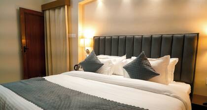 Teak Manor is situated at
heart of the city.