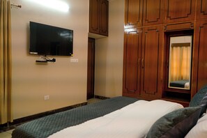 Tabla de planchar con plancha, wifi y ropa de cama 