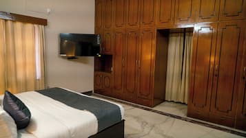 Tabla de planchar con plancha, wifi y ropa de cama