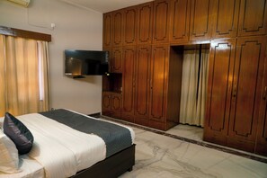 Tabla de planchar con plancha, wifi y ropa de cama 