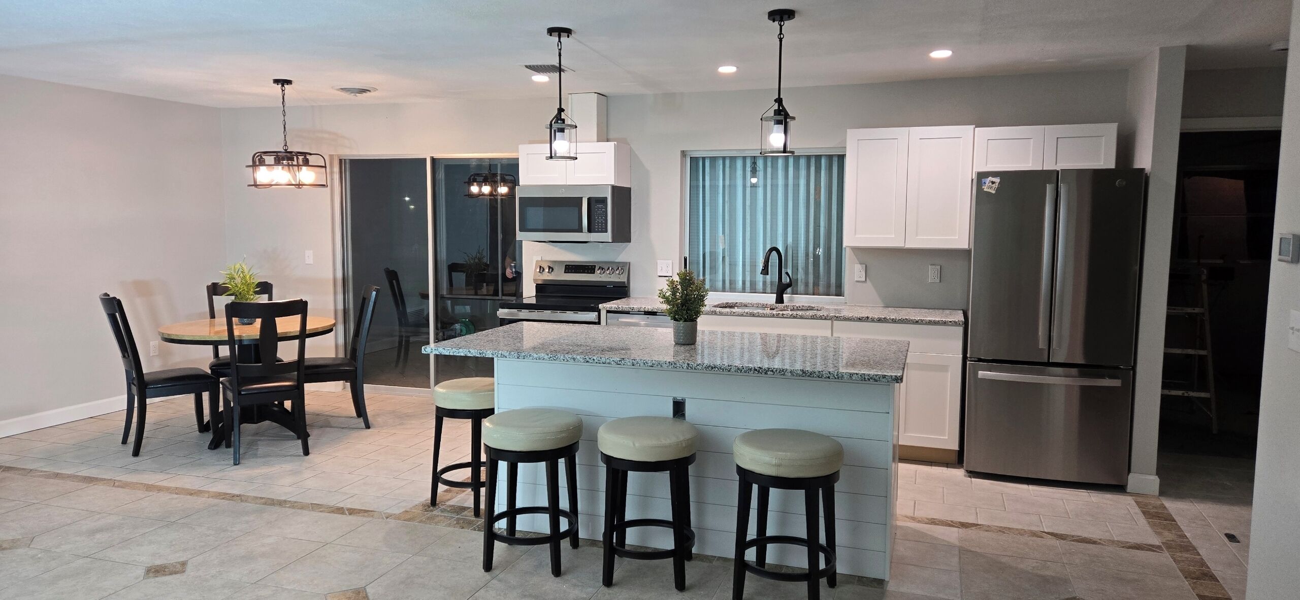 Frigorífico, microondas, horno y placa de cocina