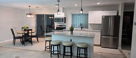 Frigorífico, microondas, horno y placa de cocina