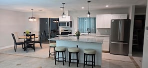 Jääkaappi, mikroaaltouuni, uuni, liesi