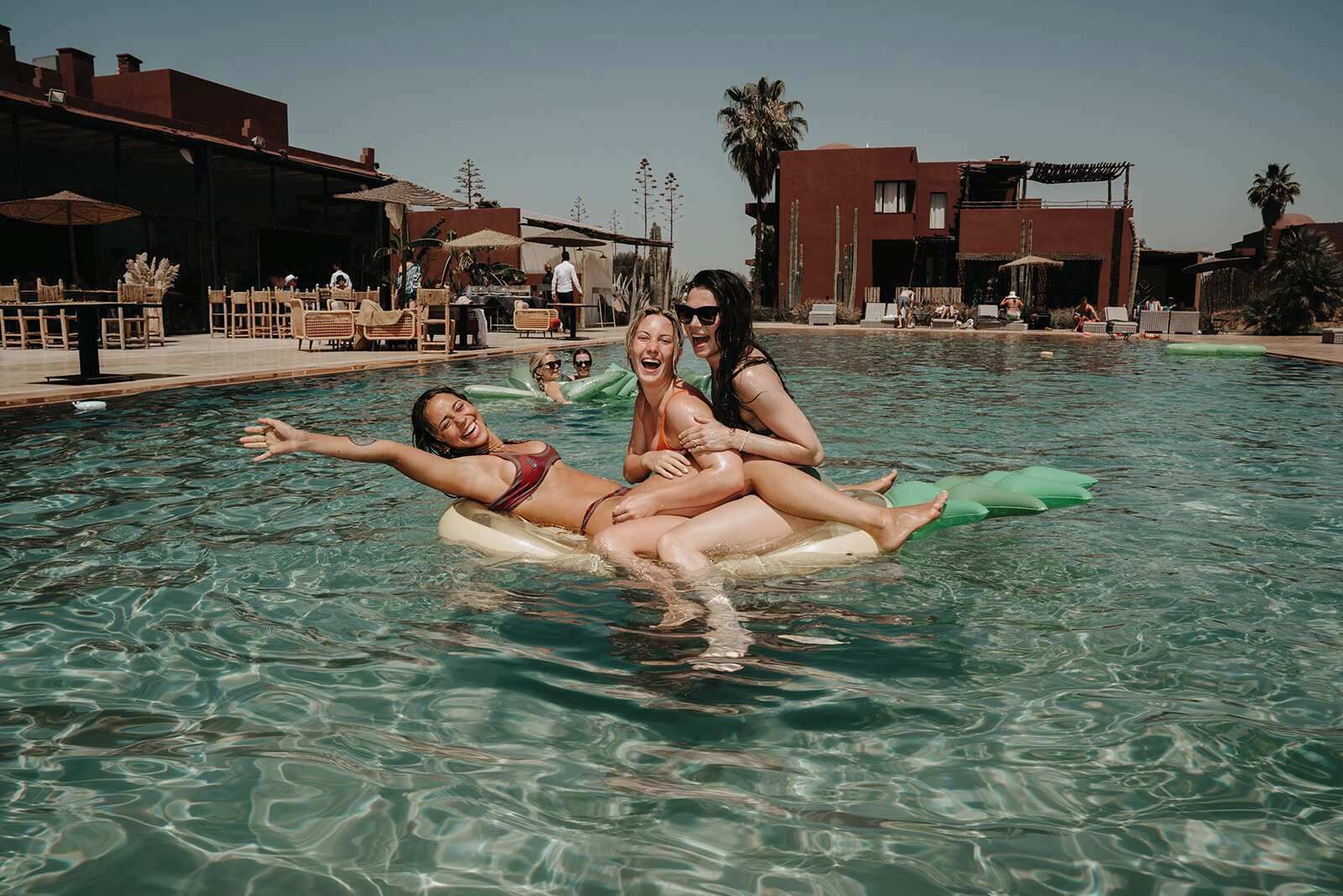 Ein Schwimmbecken mit Liegestühlen und Sonnenschirmen.