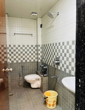 雙人房 | 浴室 | 淋浴設備、免費梳洗用品、提供毛巾、番梘