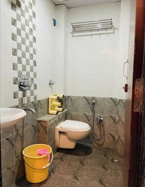 雙人房 | 浴室 | 淋浴設備、免費梳洗用品、提供毛巾、番梘