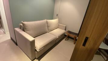 Apartamento básico | Área de estar | Smart TV 32 polegadas com canais digitais