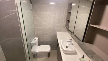 Apartamento básico | Banheiro | Chuveiro