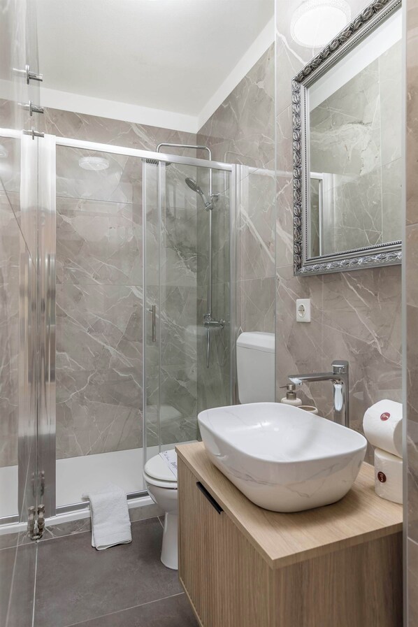 Een douche, een haardroger, handdoeken, zeep