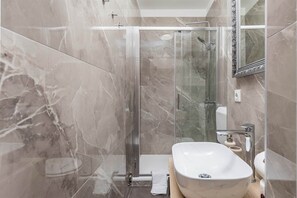 Een douche, een haardroger, handdoeken, zeep