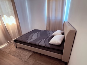 3 makuuhuonetta, työpöytä, ilmainen Wi-Fi