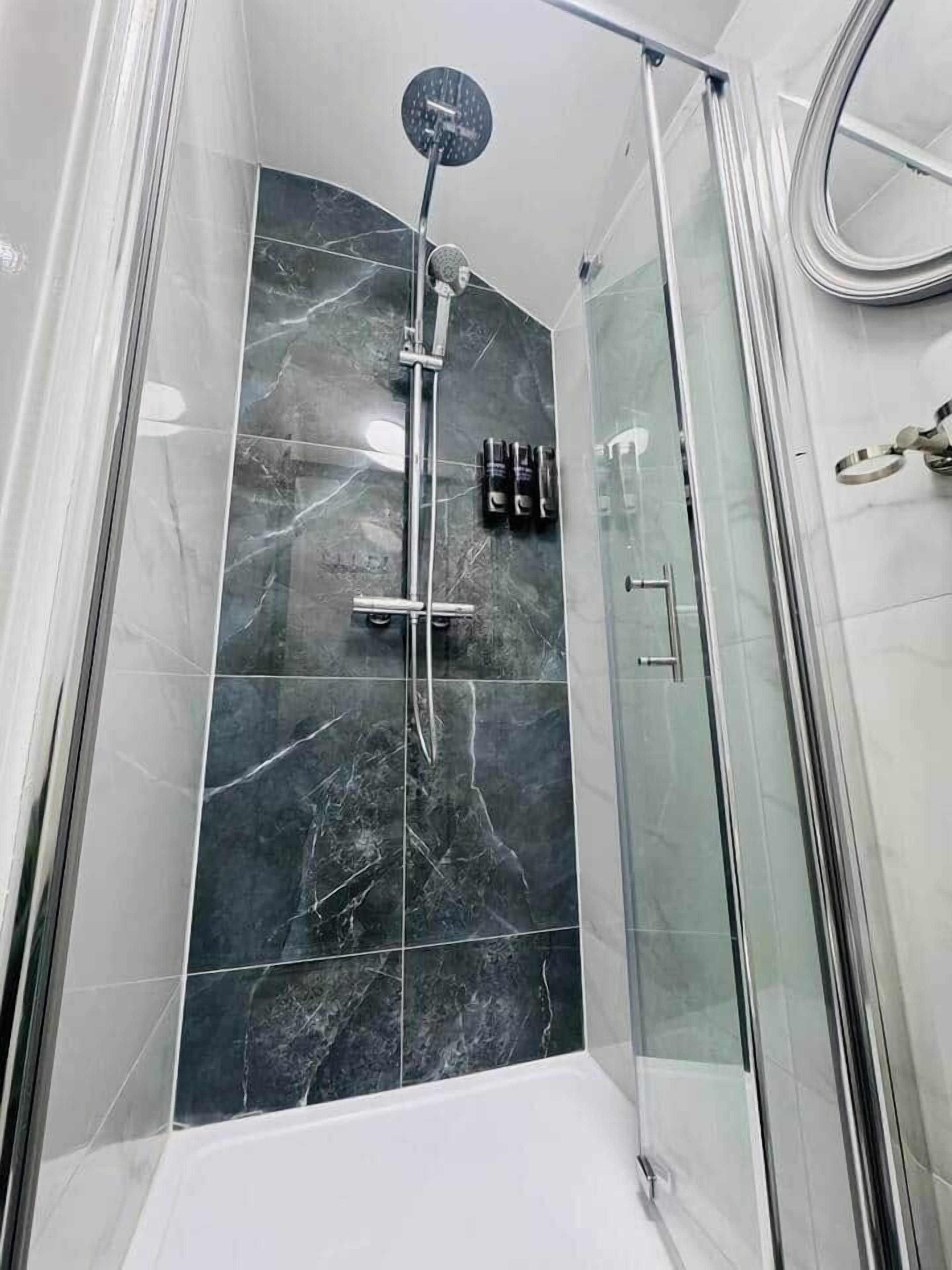 Haartrockner, Handtücher, Shampoo, Toilettenpapier