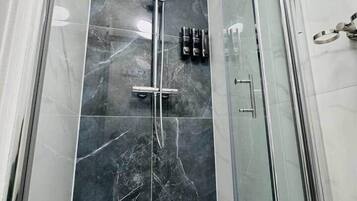 Haartrockner, Handtücher, Shampoo, Toilettenpapier