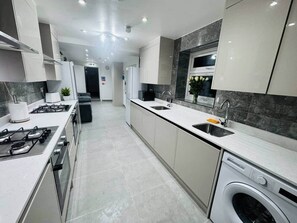 Fridge, microwave, oven, stovetop - Twin En-Suite Room near Cardiff Centre (Cardiff)