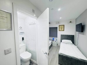 1 bedroom, iron/ironing board, free WiFi, bed sheets - Twin En-Suite Room near Cardiff Centre (Cardiff)