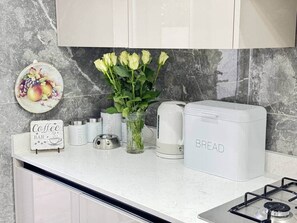 Fridge, microwave, oven, stovetop - Modern Twin En-Suite close to Cardiff Centre (Cardiff)