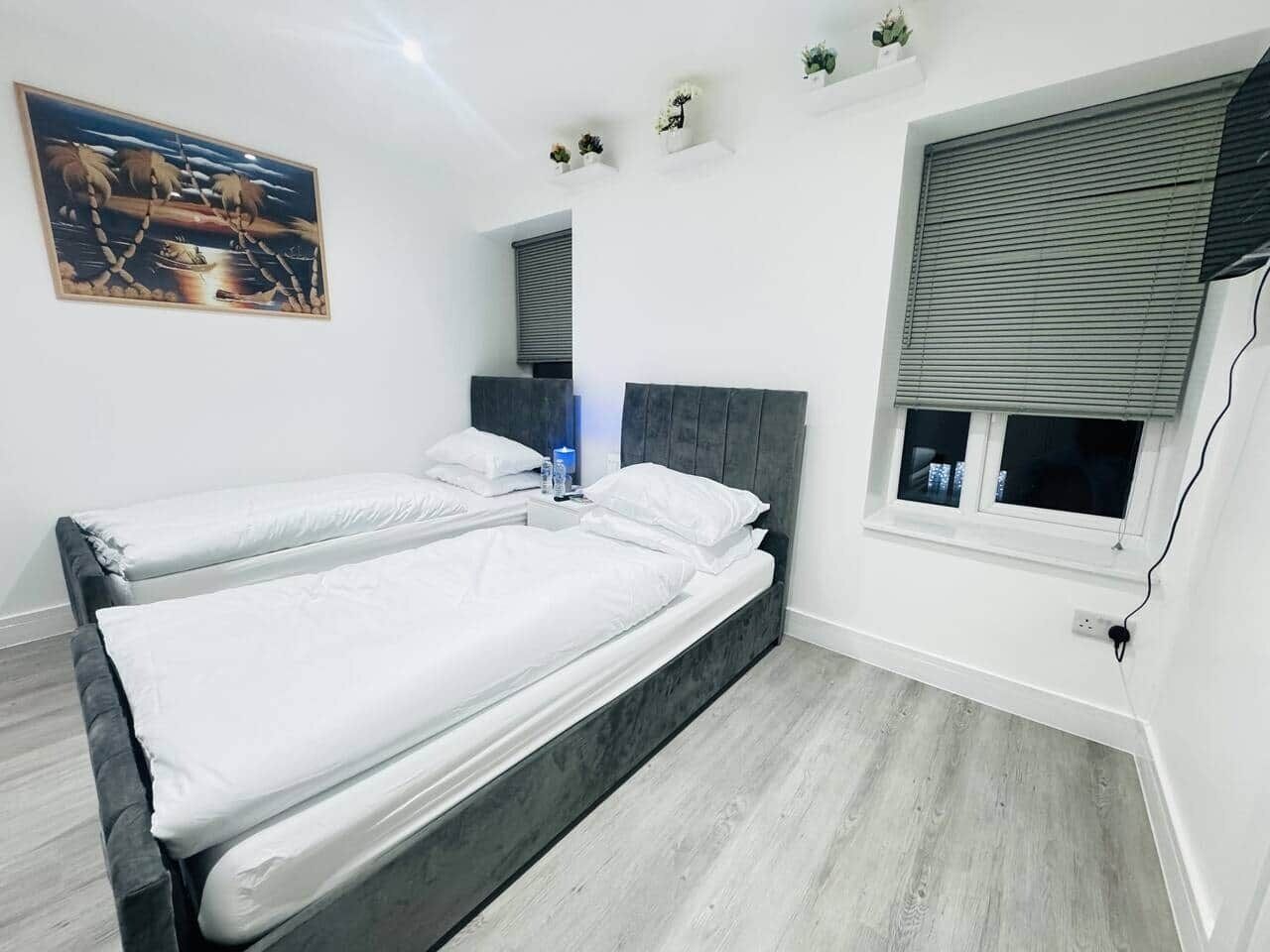 Tabla de planchar con plancha, wifi gratis y ropa de cama 