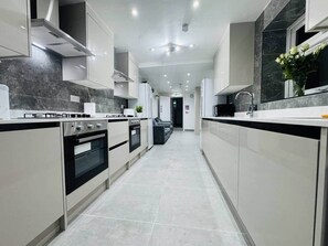 Fridge, microwave, oven, stovetop - Modern Twin En-Suite close to Cardiff Centre (Cardiff)