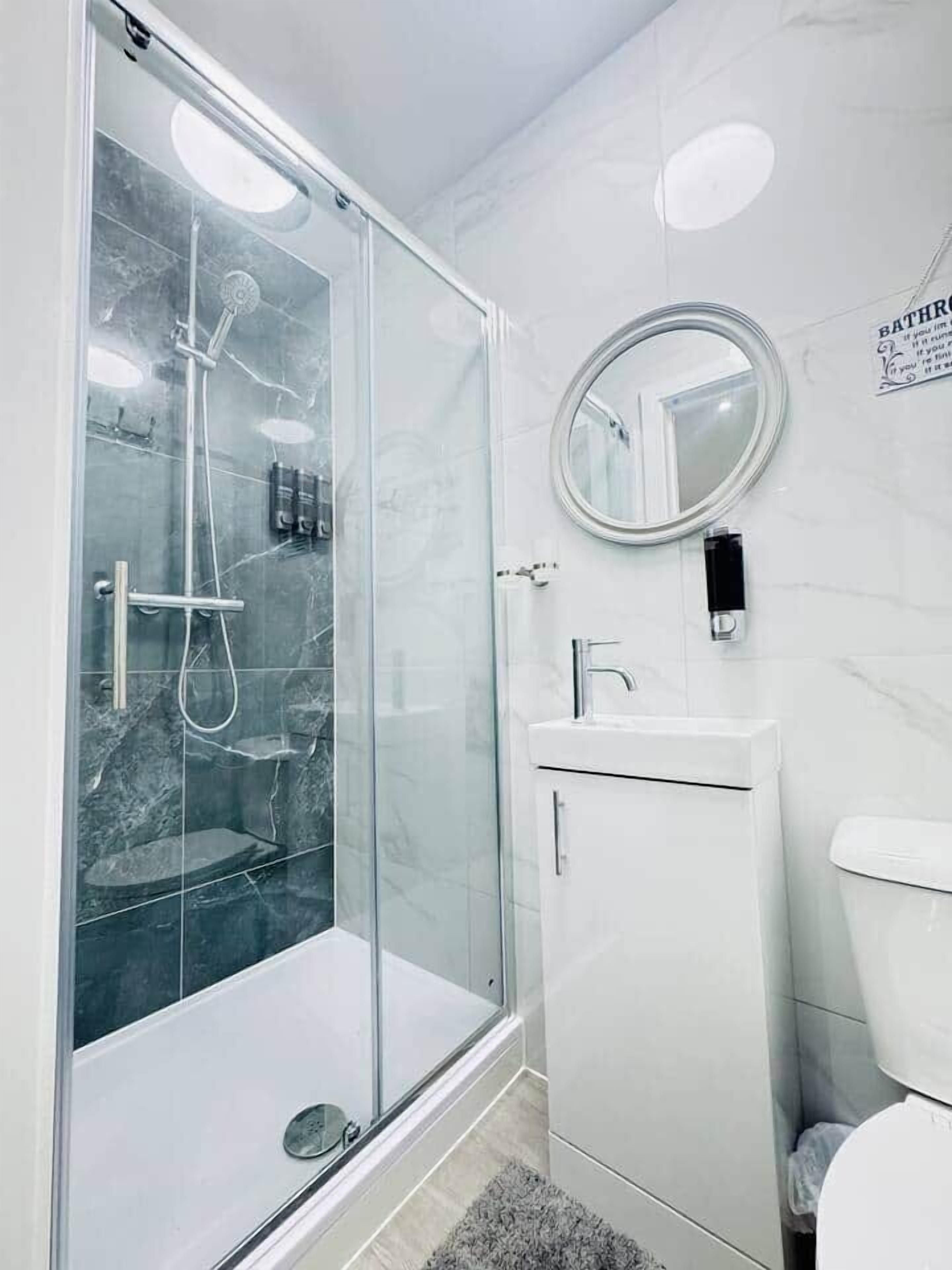 Haartrockner, Handtücher, Shampoo, Toilettenpapier