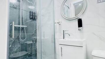 Haartrockner, Handtücher, Shampoo, Toilettenpapier