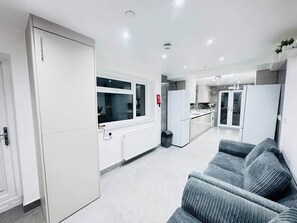 Smart TV - Private En-Suite Room near Cardiff City Centre (Cardiff)