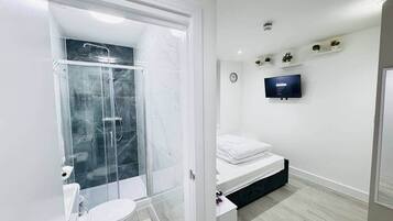 SĂšche-cheveux, shampoing, papier toilette