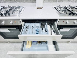 Frigorifero, microonde, forno, piano cottura
