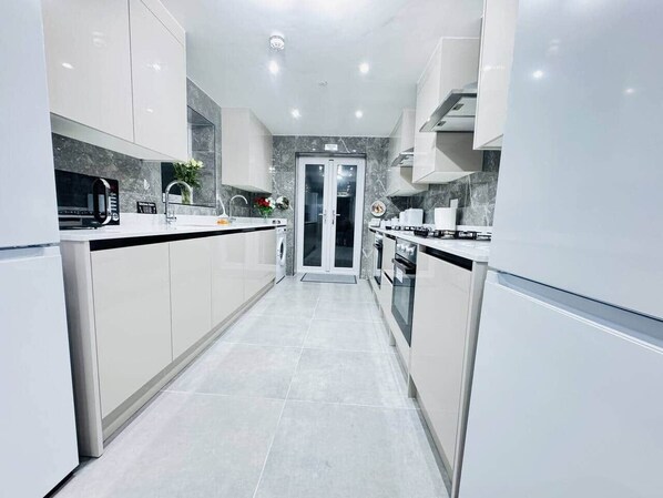 Kühlschrank, Mikrowelle, Ofen, Herdplatte